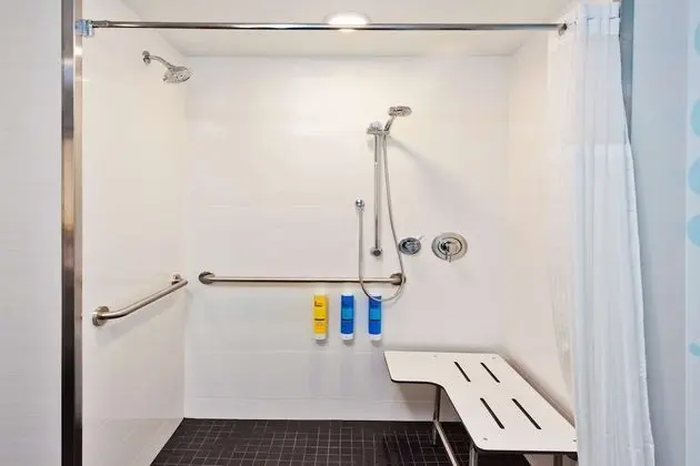 Oda, 1 En Büyük (King) Boy Yatak, Engellilere Uygun (Hearing, Roll-in Shower)