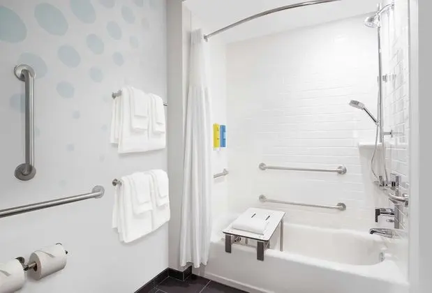 Oda, 2 Büyük (Queen) Boy Yatak, Engellilere Uygun (Roll-In Shower)
