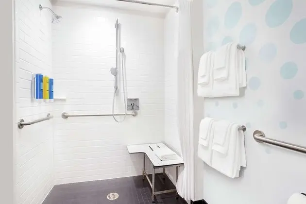 Oda, 2 Büyük (Queen) Boy Yatak, Engellilere Uygun (Roll-In Shower)