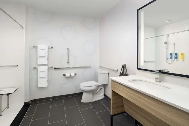 Oda, 1 En Büyük (King) Boy Yatak, Engellilere Uygun (Roll-In Shower)