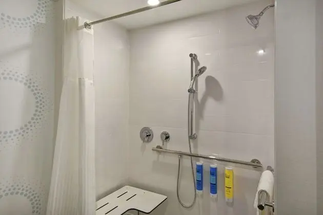 Oda, 1 En Büyük (King) Boy Yatak, Engellilere Uygun (Mobility & Hearing, Roll-in Shower)