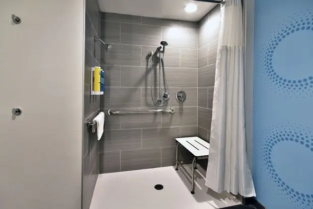 Oda, 1 En Büyük (King) Boy Yatak, Engellilere Uygun (Roll-In Shower)