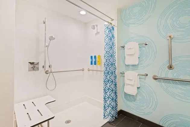 Oda, 1 En Büyük (King) Boy Yatak, Engellilere Uygun (Roll-In Shower)