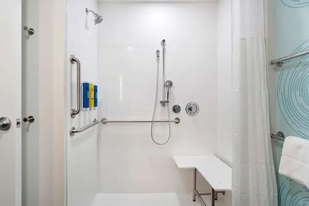 Oda, 1 En Büyük (King) Boy Yatak, Engellilere Uygun (Mobility & Hearing, Roll-In Shower)