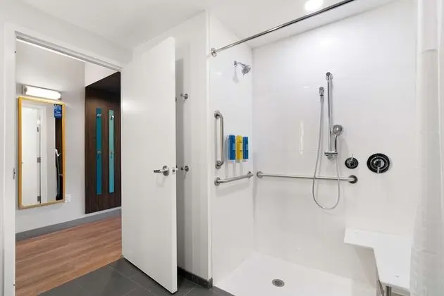 Oda, 1 En Büyük (King) Boy Yatak, Engellilere Uygun (Mobility & Hearing, Roll-In Shower)