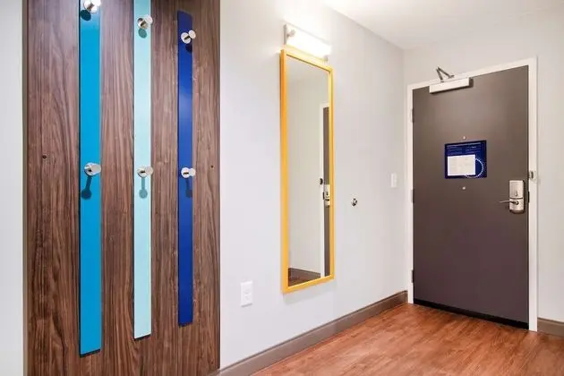 Oda, 1 En Büyük (King) Boy Yatak, Engellilere Uygun (Roll-In Shower)