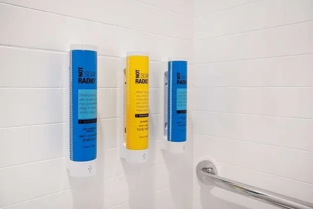 Oda, 1 En Büyük (King) Boy Yatak, Engellilere Uygun (Roll-In Shower)