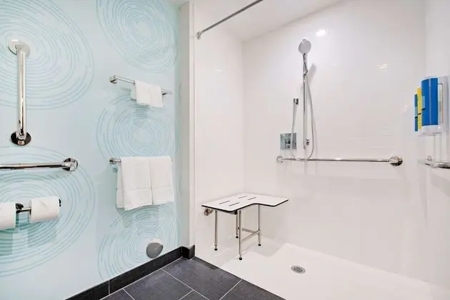 Oda, 1 En Büyük (King) Boy Yatak, Engellilere Uygun (Roll-In Shower)