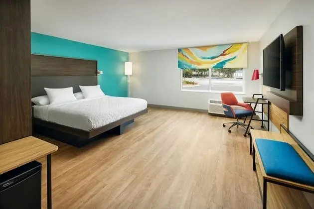 ADA King Room (Mobility & Hearing, Roll-In Shower)