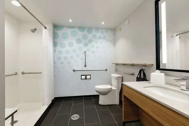 Oda, 2 Büyük (Queen) Boy Yatak, Engellilere Uygun (Roll-In Shower)