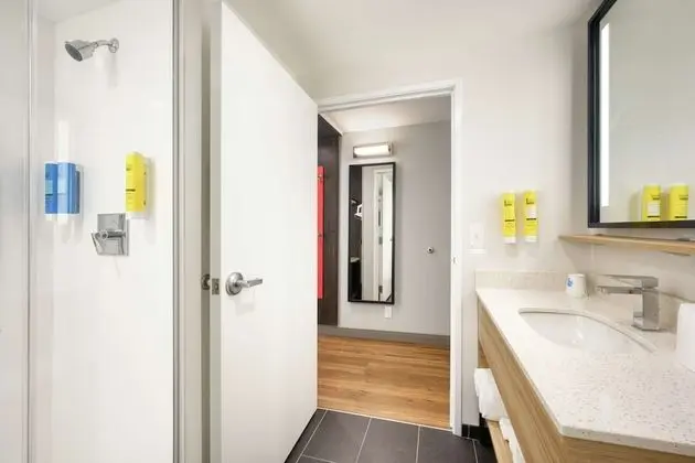 Oda, 1 En Büyük (King) Boy Yatak, Engellilere Uygun (Roll-In Shower)