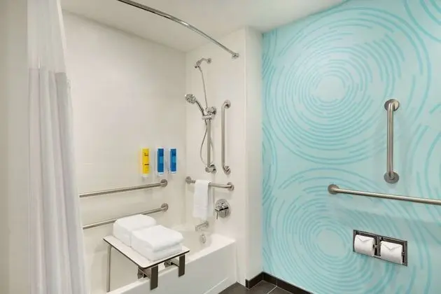 Oda, 1 En Büyük (King) Boy Yatak, Engellilere Uygun (Mobility & Hearing, Roll-in Shower)