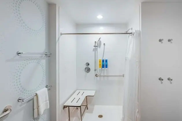 Oda, 1 En Büyük (King) Boy Yatak, Engellilere Uygun (Roll-In Shower)
