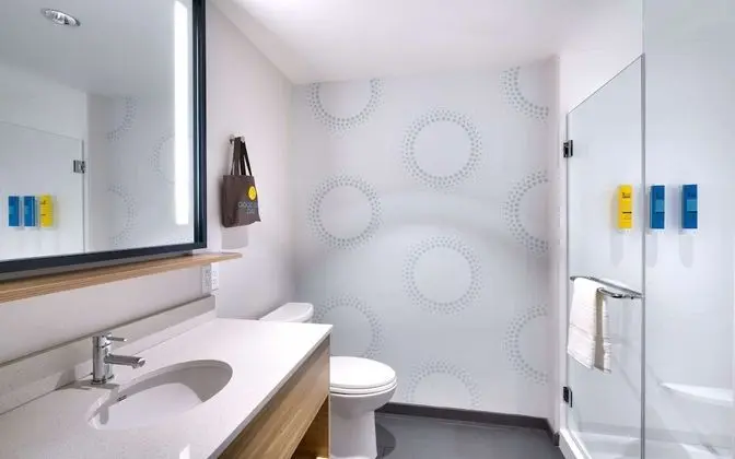 Oda, 1 En Büyük (King) Boy Yatak, Engellilere Uygun (Roll-In Shower)