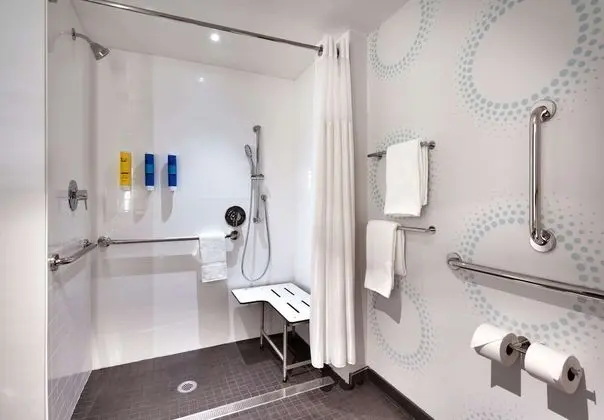 Oda, 1 En Büyük (King) Boy Yatak, Engellilere Uygun (Roll-In Shower)