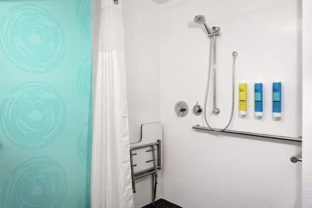 Oda, 1 En Büyük (King) Boy Yatak, Engellilere Uygun (Roll-In Shower)