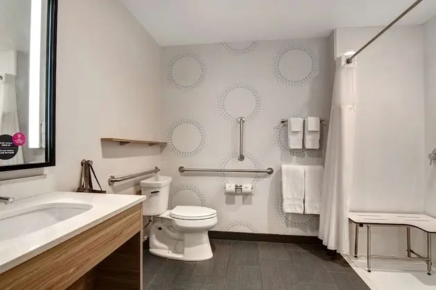 Oda, 2 Büyük (Queen) Boy Yatak, Engellilere Uygun (Roll-In Shower)