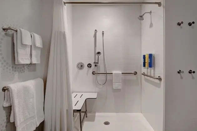 Oda, 2 Büyük (Queen) Boy Yatak, Engellilere Uygun (Roll-In Shower)