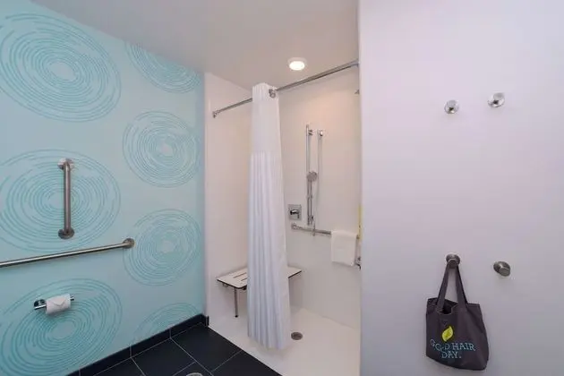 Oda, 1 En Büyük (King) Boy Yatak, Engellilere Uygun (Hearing, Roll-In Shower)