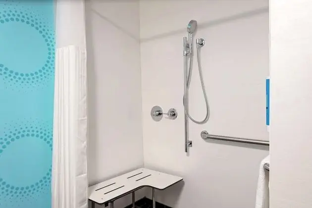 Oda, 1 En Büyük (King) Boy Yatak, Engellilere Uygun (Hearing, Roll-in Shower)