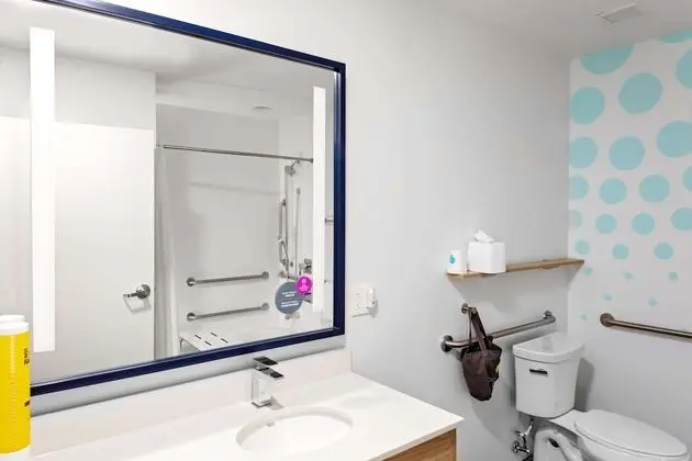 Oda, 1 En Büyük (King) Boy Yatak, Engellilere Uygun (Roll-In Shower)