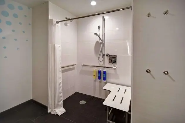 Oda, 1 En Büyük (King) Boy Yatak, Engellilere Uygun (Hearing, Roll-in Shower)