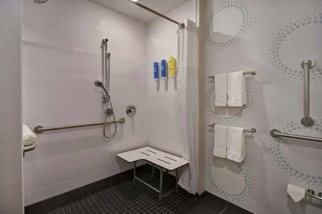 Oda, 1 En Büyük (King) Boy Yatak, Engellilere Uygun (Roll-In Shower)