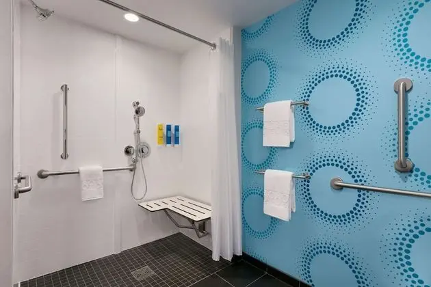 Oda, 1 En Büyük (King) Boy Yatak, Engellilere Uygun (Roll-In Shower)