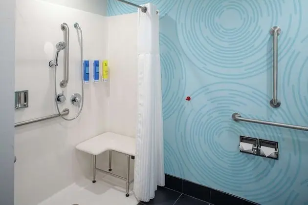 Oda, 1 En Büyük (King) Boy Yatak, Engellilere Uygun (Hearing, Roll-in Shower)