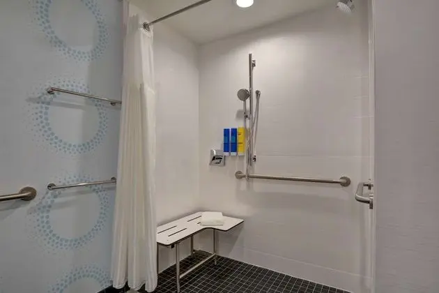 Oda, 2 Büyük (Queen) Boy Yatak, Engellilere Uygun (Mobility & Hearing, Roll-In Shower)
