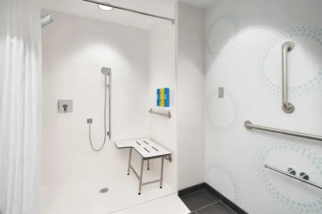 Oda, 1 En Büyük (King) Boy Yatak, Engellilere Uygun (Roll-In Shower)