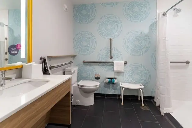 Oda, 1 En Büyük (King) Boy Yatak, Engellilere Uygun (Roll-In Shower)