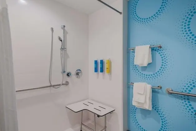 Oda, 1 En Büyük (King) Boy Yatak, Engellilere Uygun (Roll-In Shower)