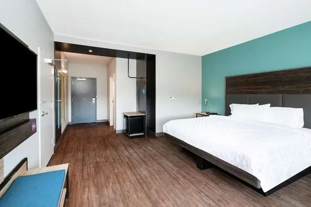 Oda, 1 En Büyük (King) Boy Yatak, Engellilere Uygun (Roll-In Shower)