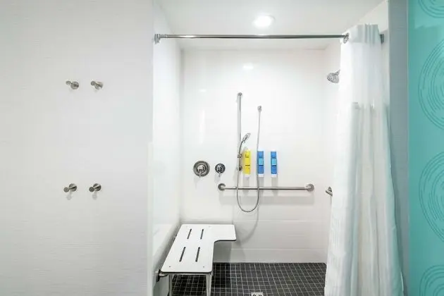 Oda, 1 En Büyük (King) Boy Yatak, Engellilere Uygun (Roll-In Shower)