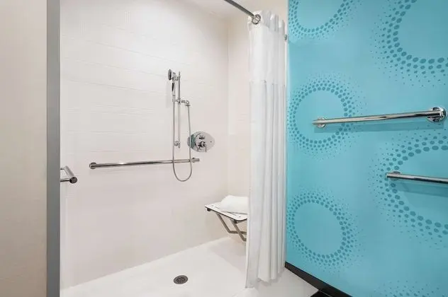 Oda, 1 En Büyük (King) Boy Yatak, Engellilere Uygun (Hearing, Roll-In Shower)
