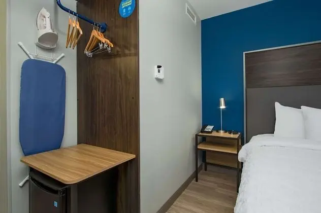 Oda, 1 En Büyük (King) Boy Yatak, Engellilere Uygun (Mobility & Hearing, Roll-in Shower)