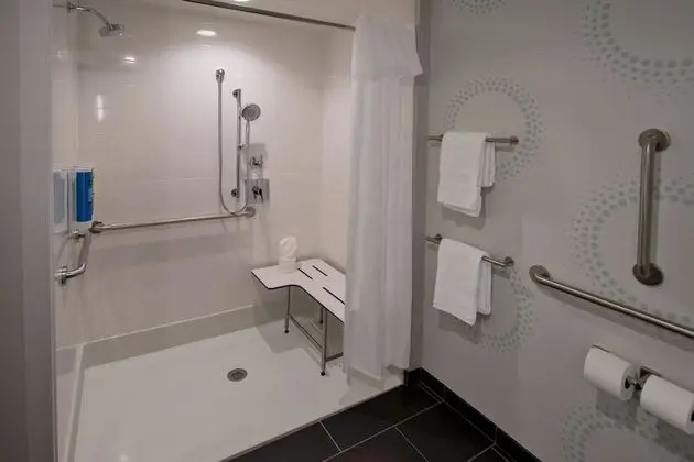 Oda, 1 En Büyük (King) Boy Yatak, Engellilere Uygun (Mobility & Hearing, Roll-in Shower)