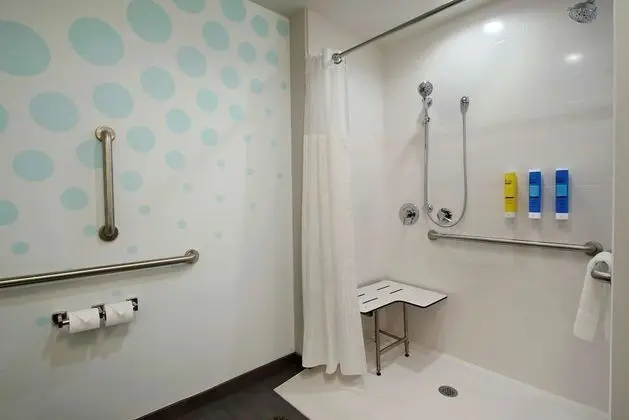 Oda, 1 En Büyük (King) Boy Yatak, Engellilere Uygun (Mobility & Hearing, Roll-in Shower)