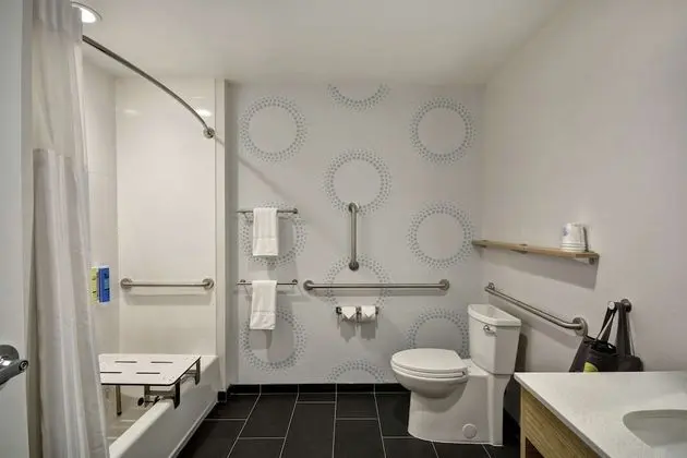 Oda, 1 En Büyük (King) Boy Yatak, Engellilere Uygun (Mobility & Hearing, Roll-in Shower)