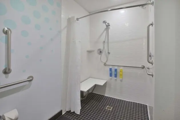 Oda, 1 En Büyük (King) Boy Yatak, Engellilere Uygun (Hearing, Roll-in Shower)