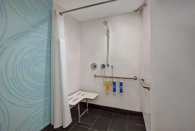 Oda, 2 Büyük (Queen) Boy Yatak, Engellilere Uygun (Roll-In Shower, Mobility & Hearing)