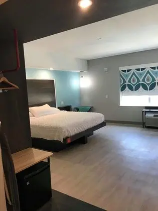 Oda, 1 En Büyük (King) Boy Yatak, Engellilere Uygun (Roll-In Shower)