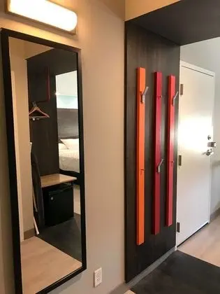 Oda, 1 En Büyük (King) Boy Yatak, Engellilere Uygun (Roll-In Shower)