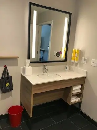 Oda, 1 En Büyük (King) Boy Yatak, Engellilere Uygun (Roll-In Shower)