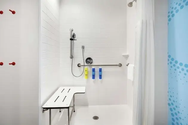 Oda, 1 En Büyük (King) Boy Yatak, Engellilere Uygun (Roll-In Shower)