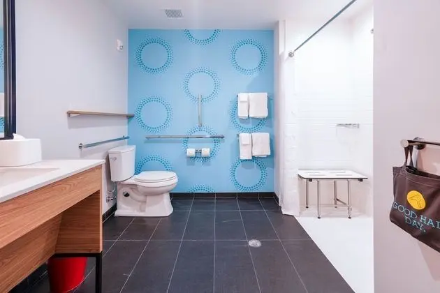 Oda, 1 En Büyük (King) Boy Yatak, Engellilere Uygun (Mobility & Hearing, Roll-in Shower)