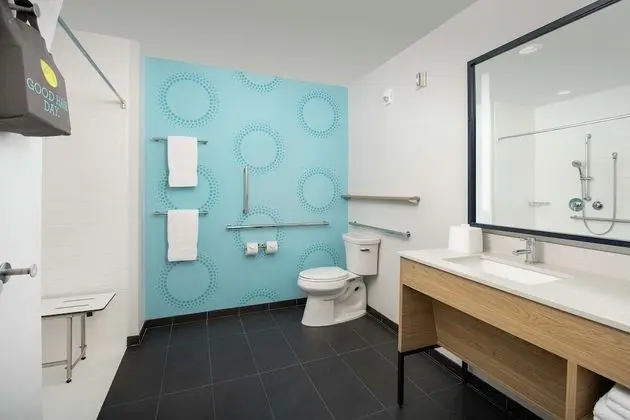 Oda, 1 En Büyük (King) Boy Yatak, Engellilere Uygun (Mobility & Hearing, Roll-in Shower)