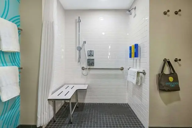 Oda, 1 En Büyük (King) Boy Yatak, Engellilere Uygun (Mobility & Hearing, Roll-In Shower)
