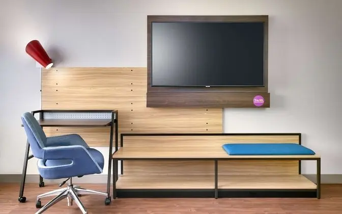 Oda, 2 Büyük (Queen) Boy Yatak, Engellilere Uygun (Roll-In Shower, Mobility & Hearing)